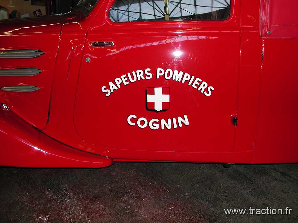 2002-10-27 Lyon 023.jpg - 27/10/2002 - 69000 LYON24me Salon POQU'AUTO - Hall 01Muse des Sapeurs Pompiers de LyonPEUGEOT 402 - 1936 - Sapeurs Pompiers de COGNIN (73160)